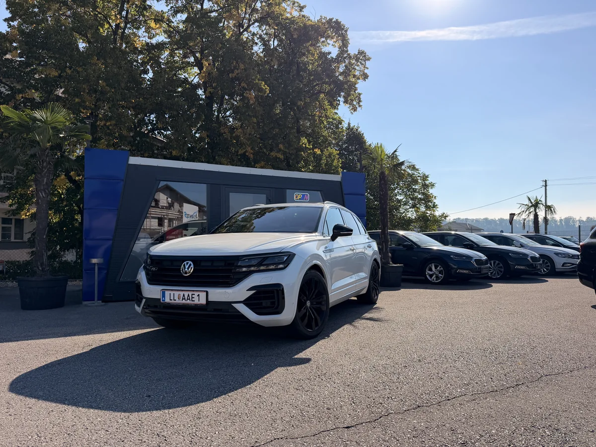 Fahrzeuge vor dem Büro von HORSEPOWER4YOU in Enns