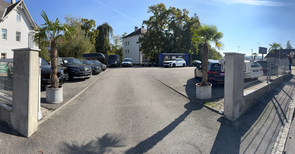 Einfahrt zum Autoplatz von HORSEPOWER4YOU in Enns