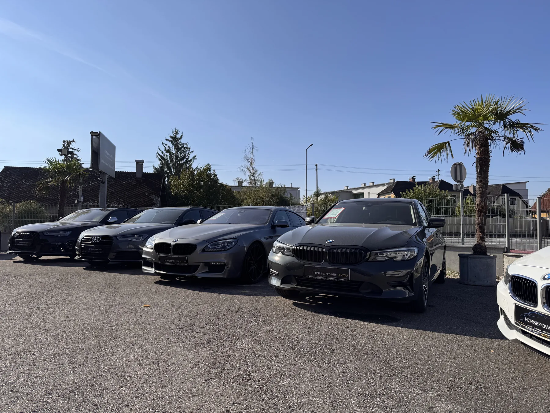 Fahrzeugreihe auf dem HORSEPOWER4YOU-Gelände in Enns