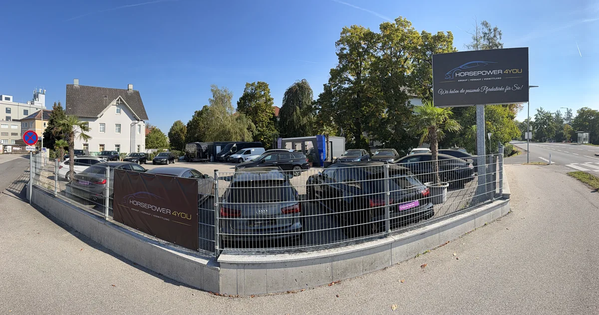 HORSEPOWER4YOU-Gelände mit Firmenschild an der Straße in Kristein
