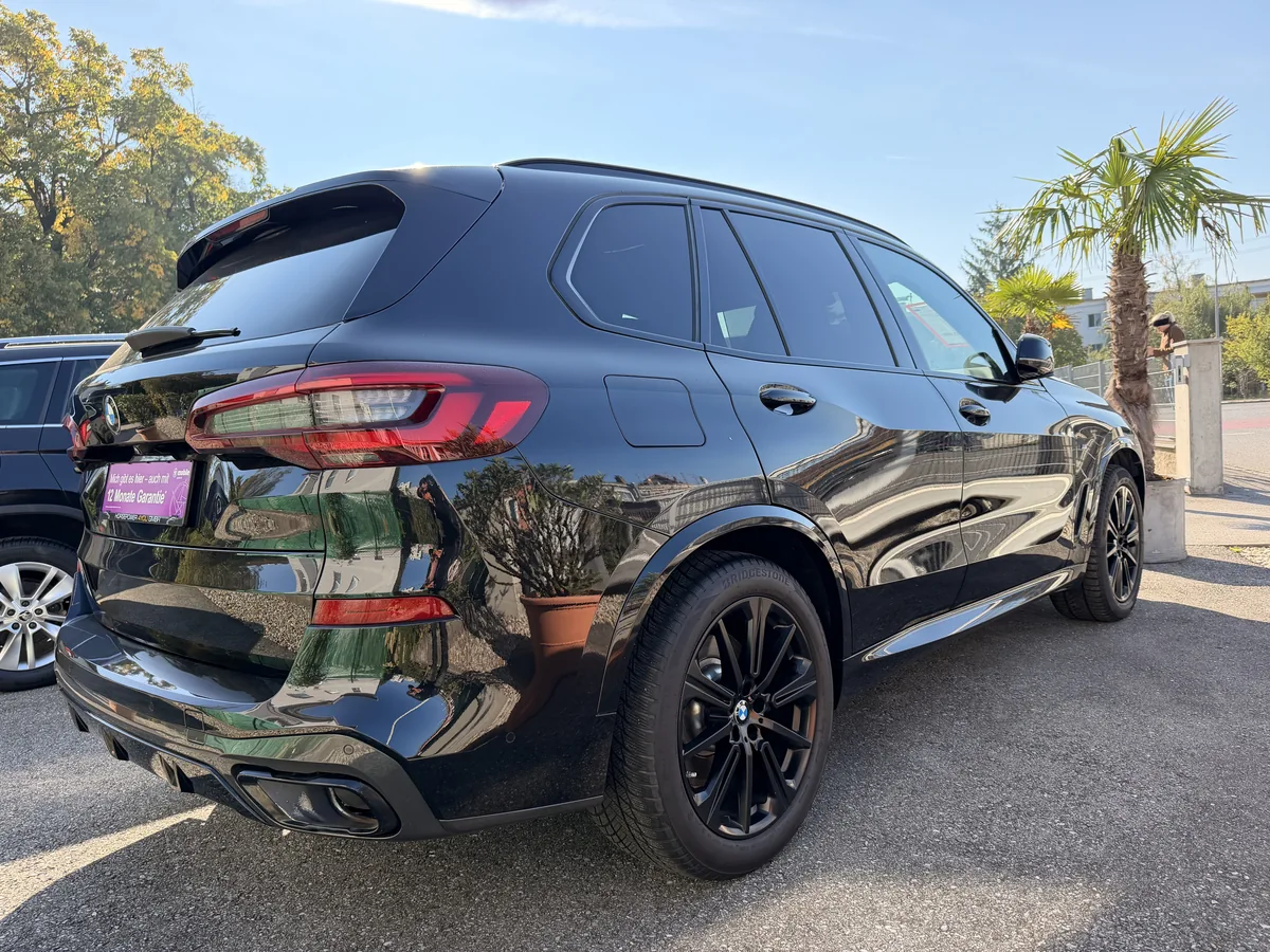 Schwarzer SUV auf dem Fahrzeugplatz von HORSEPOWER4YOU